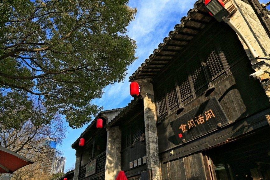 记者：祝贺青岛红狮获得中甲资格，一城双超又有加